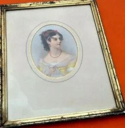 Cadre rectangulaire, portrait médaillon XIXème
