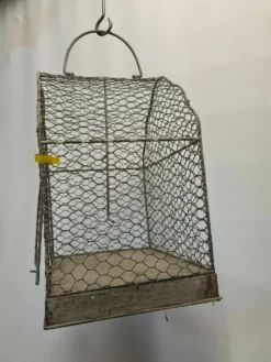 Cage en fer patiné gris