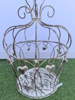 Cage à oiseaux décorative avec des coeurs en fer