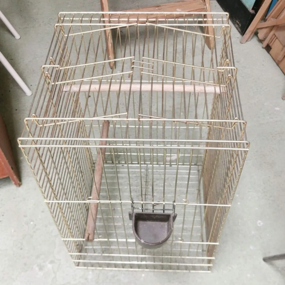 Cage à oiseaux dorée