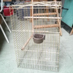 Cage à oiseaux dorée