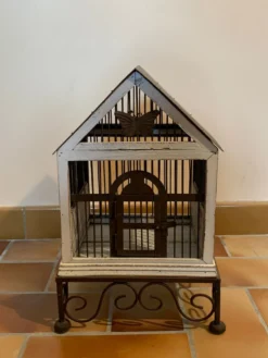 Cage à oiseaux en fer et bois