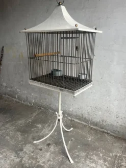 Cage à oiseaux style pagode, milieu du siècle, sur support — métal blanc et noir avec détails en laiton