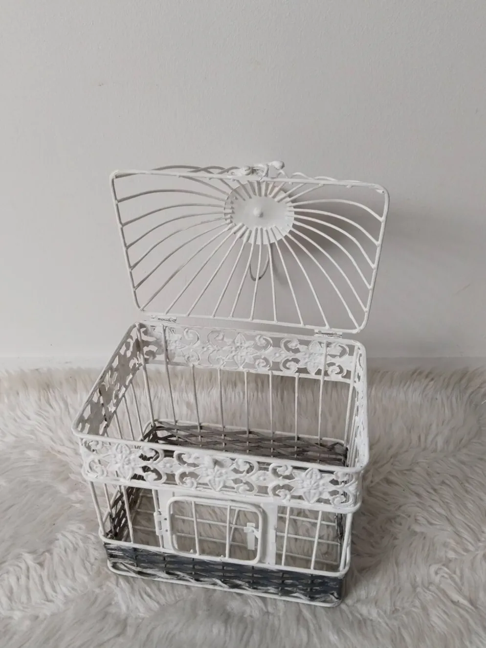 Cage pour déco en métal, patinée blanche et rotin