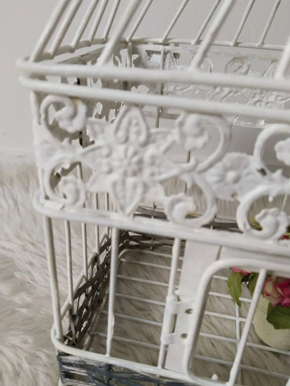 Cage pour déco en métal, patinée blanche et rotin