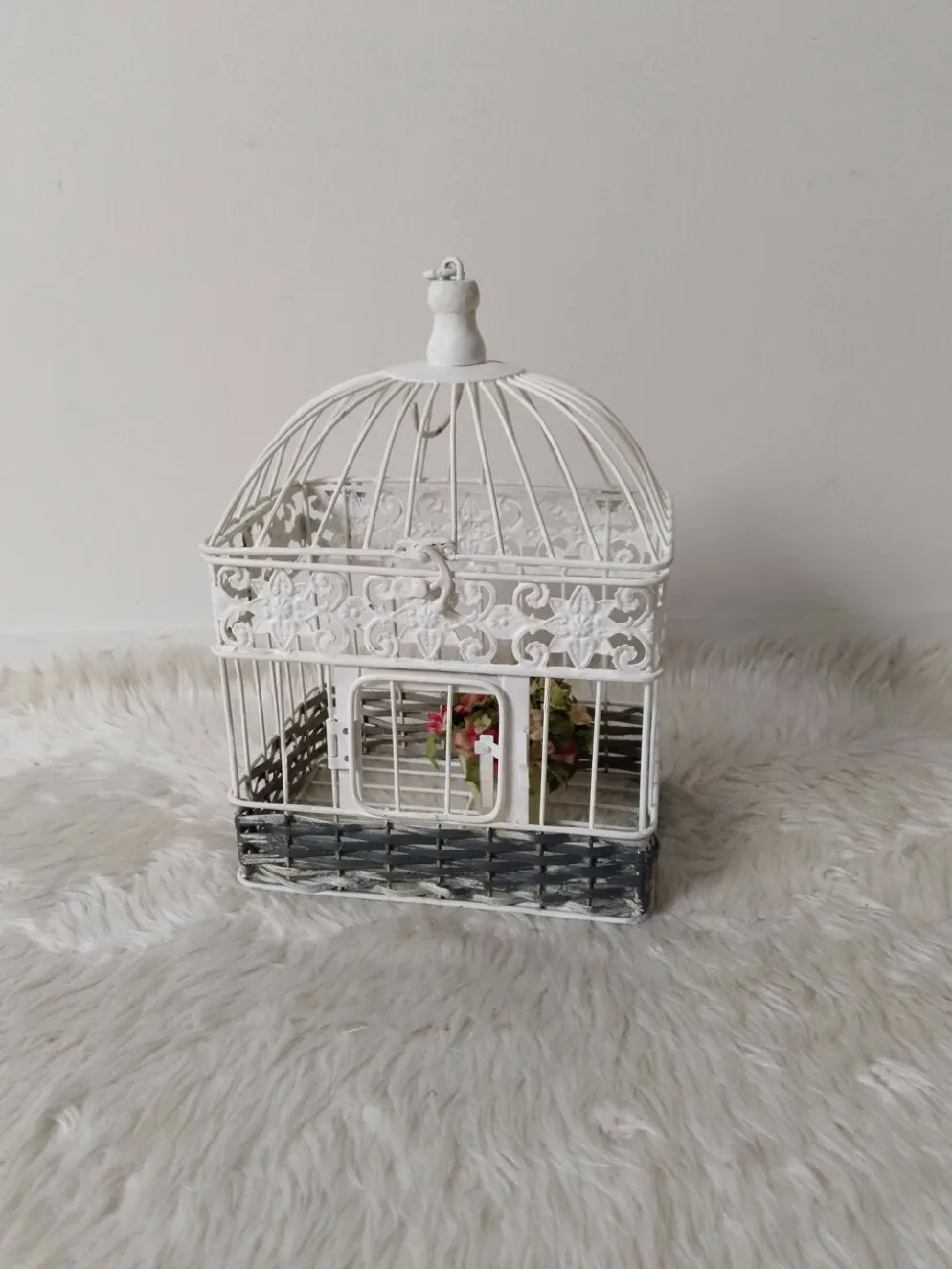 Cage pour déco en métal, patinée blanche et rotin