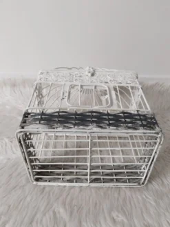 Cage pour déco en métal, patinée blanche et rotin