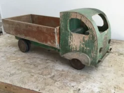 Camion benne ancien en bois