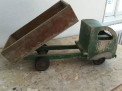 Camion benne ancien en bois