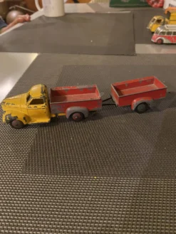 Camion benne et remorque rouge Dinky Toys