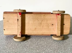 Camion plateau en bois rouge, jouet ancien