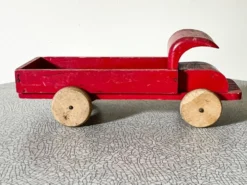 Camion plateau en bois rouge, jouet ancien