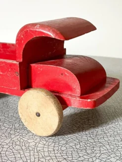 Camion plateau en bois rouge, jouet ancien