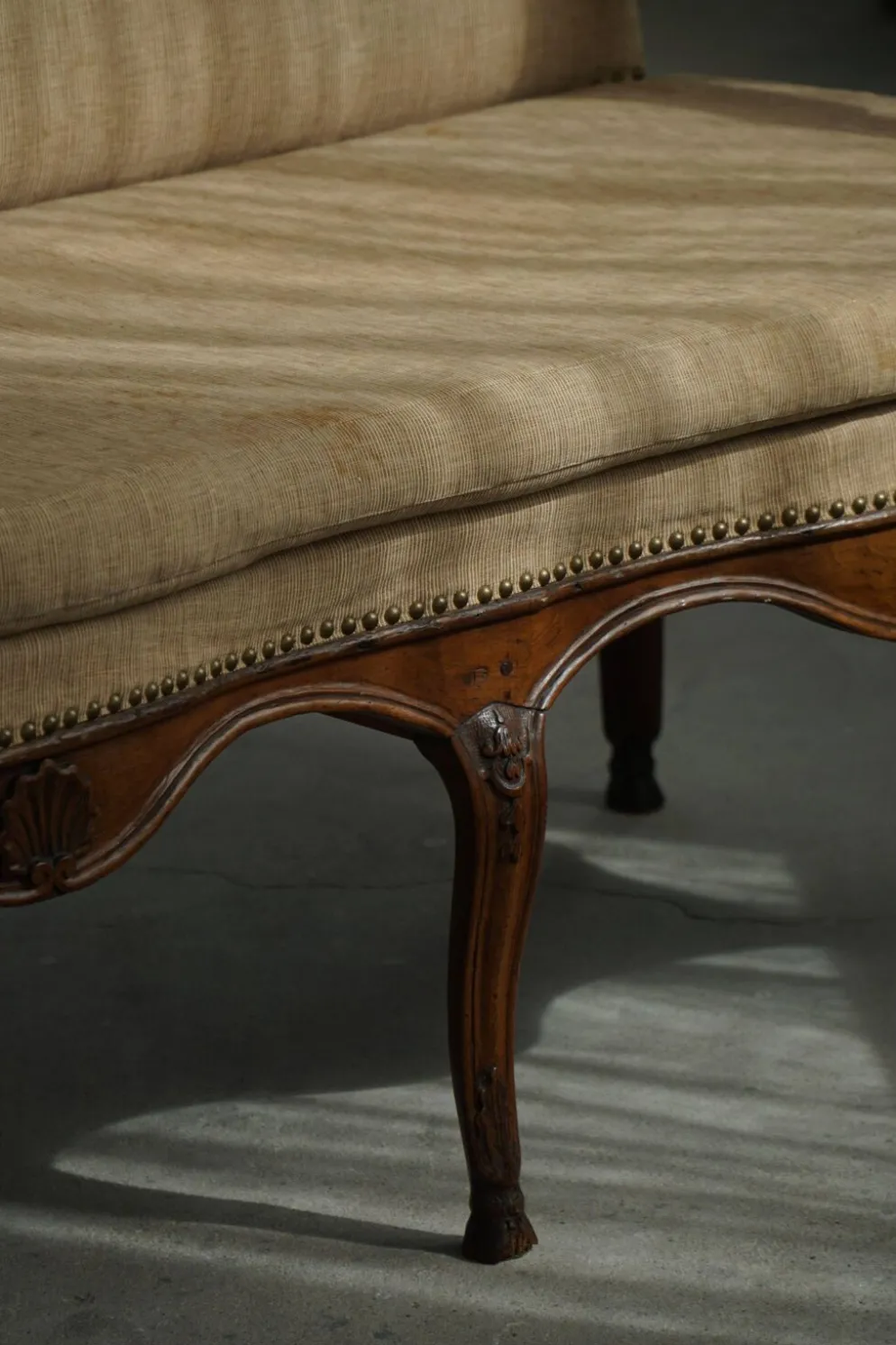 Canapé rococo du XVIIIe siècle, cadre en Oak Oak sculpté et tapisserie d'origine, Suède