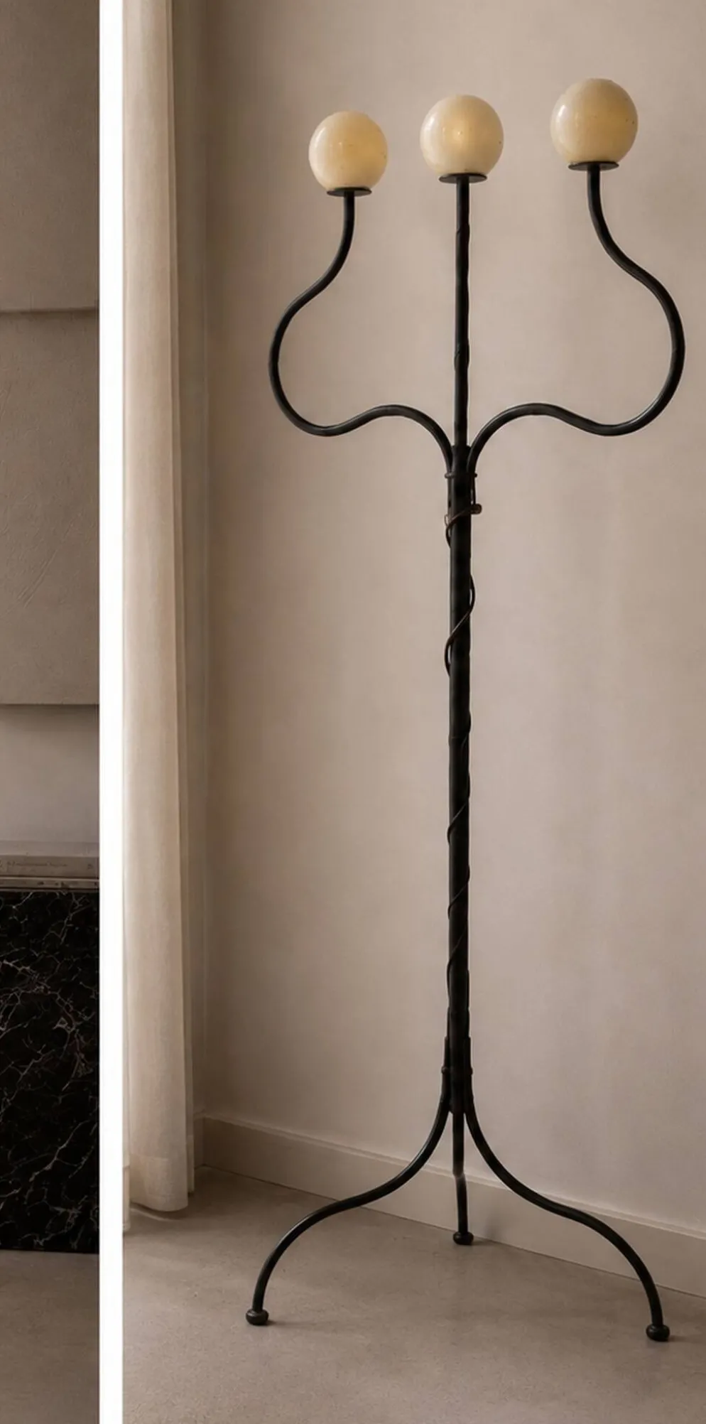 Candelabre de sol en fer forgé sculptural, forgé à la main, années 1990–2000