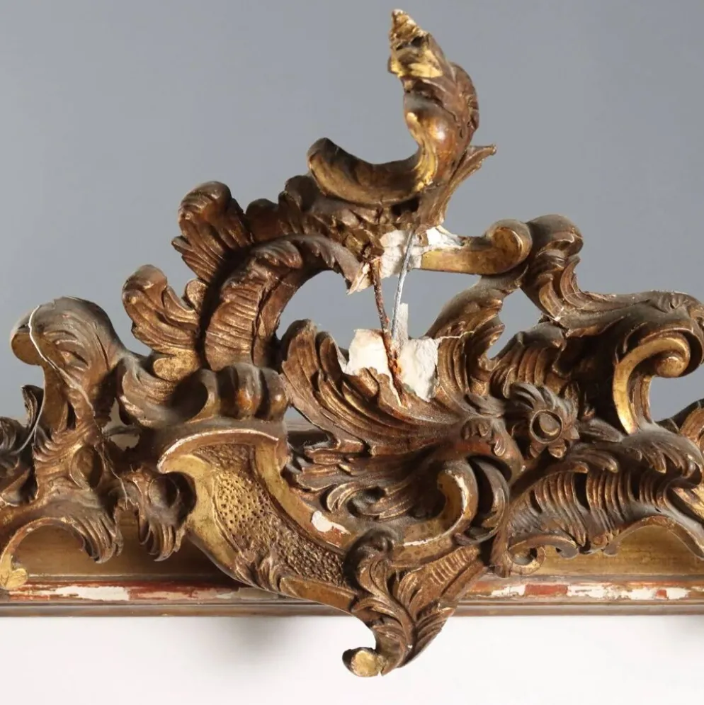 Cantonnière en bois doré avec sculpture rocaille