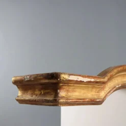 Cantonnière en bois doré avec sculpture rocaille