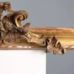 Cantonnière en bois doré avec sculpture rocaille