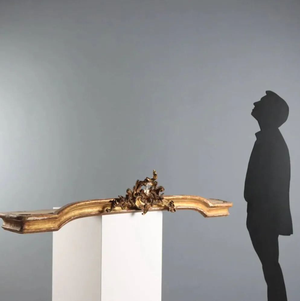 Cantonnière en bois doré avec sculpture rocaille