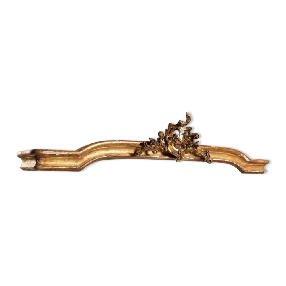 Cantonnière en bois doré avec sculpture rocaille