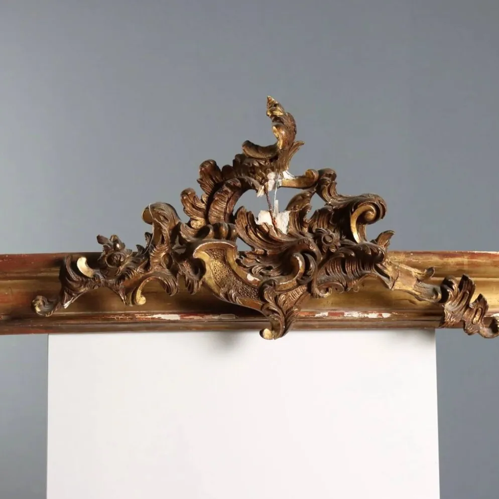 Cantonnière en bois doré avec sculpture rocaille