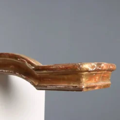 Cantonnière en bois doré avec sculpture rocaille