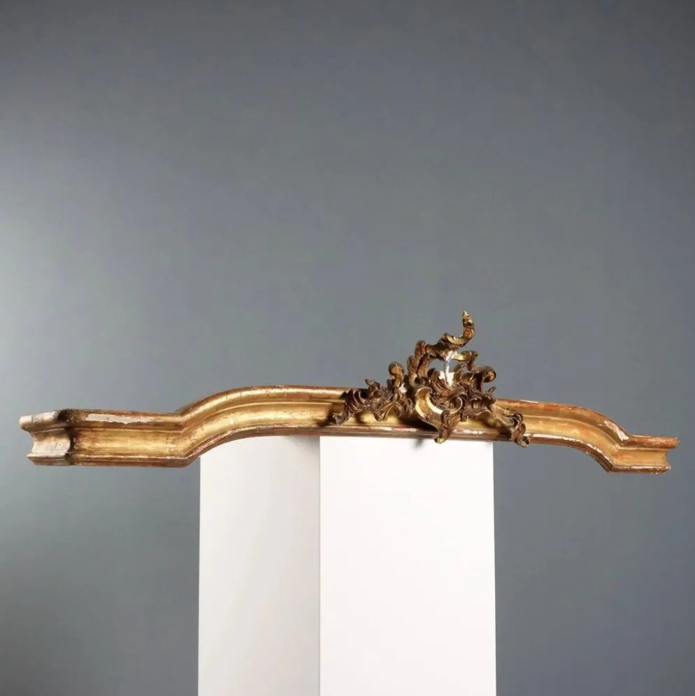 Cantonnière en bois doré avec sculpture rocaille