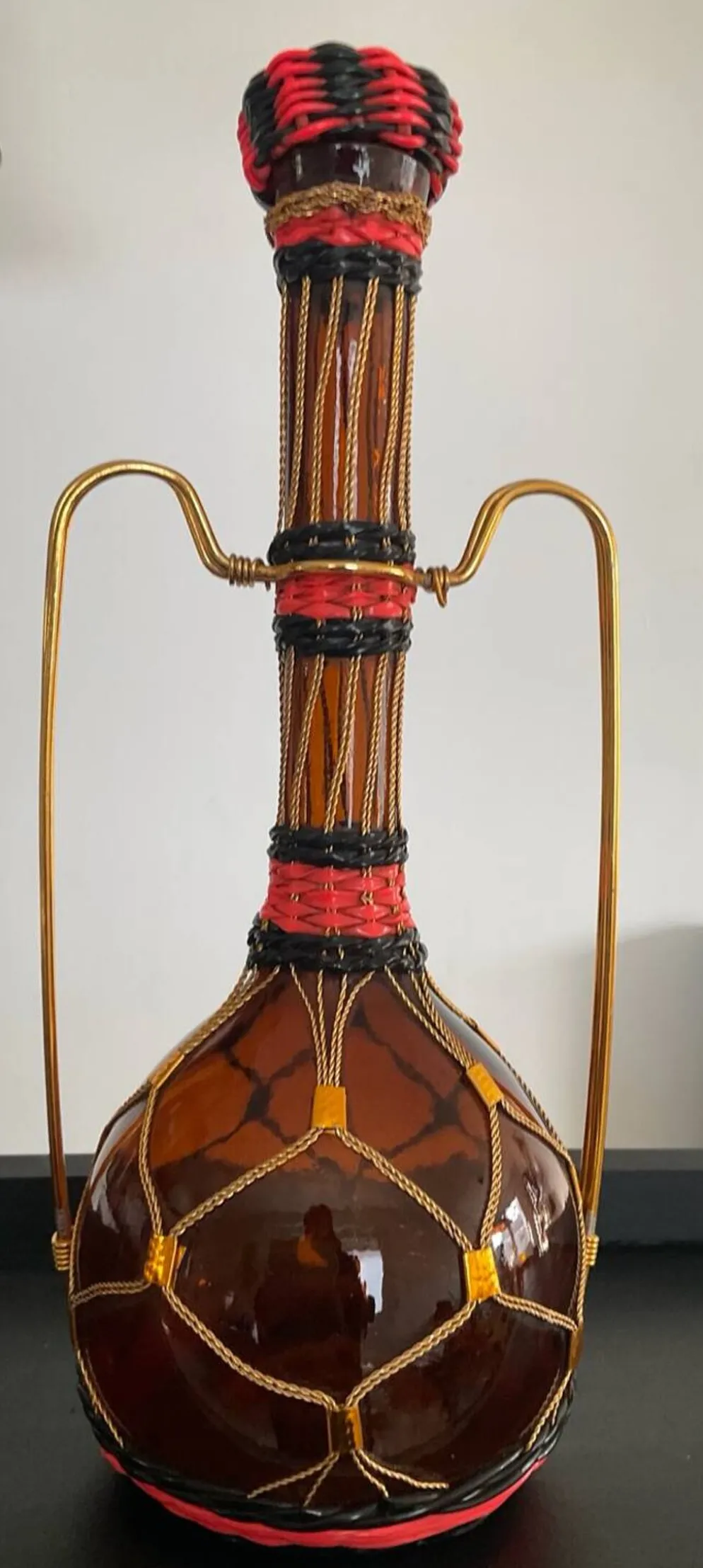 Carafe vintage en verre ambré,laiton et scoubidou