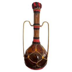 Carafe vintage en verre ambré,laiton et scoubidou