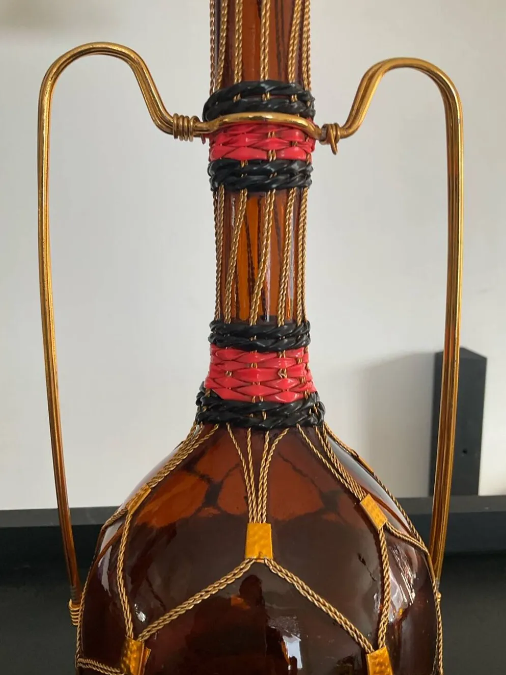 Carafe vintage en verre ambré,laiton et scoubidou