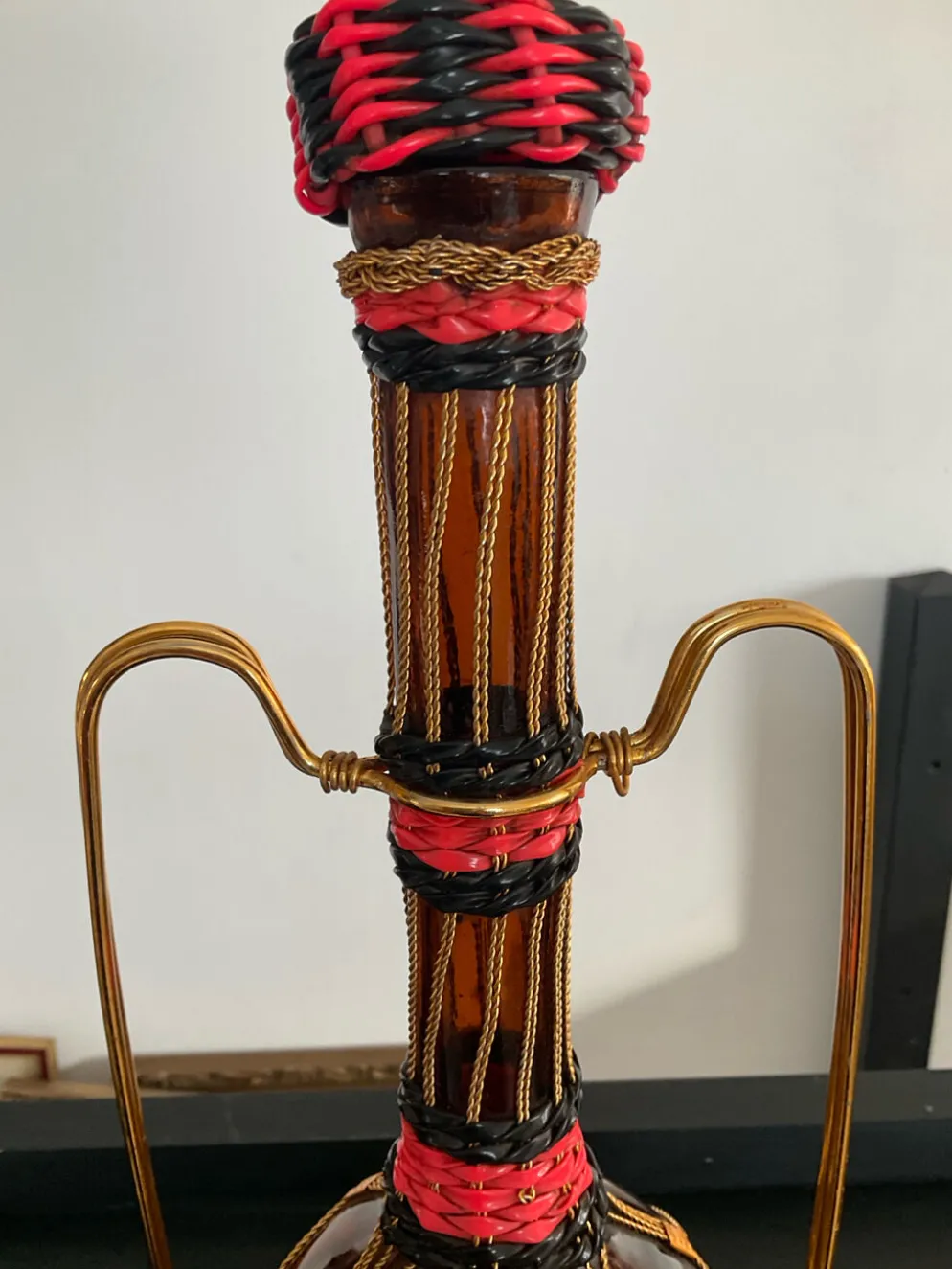 Carafe vintage en verre ambré,laiton et scoubidou