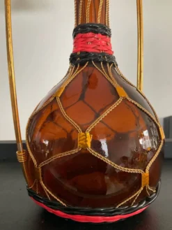 Carafe vintage en verre ambré,laiton et scoubidou