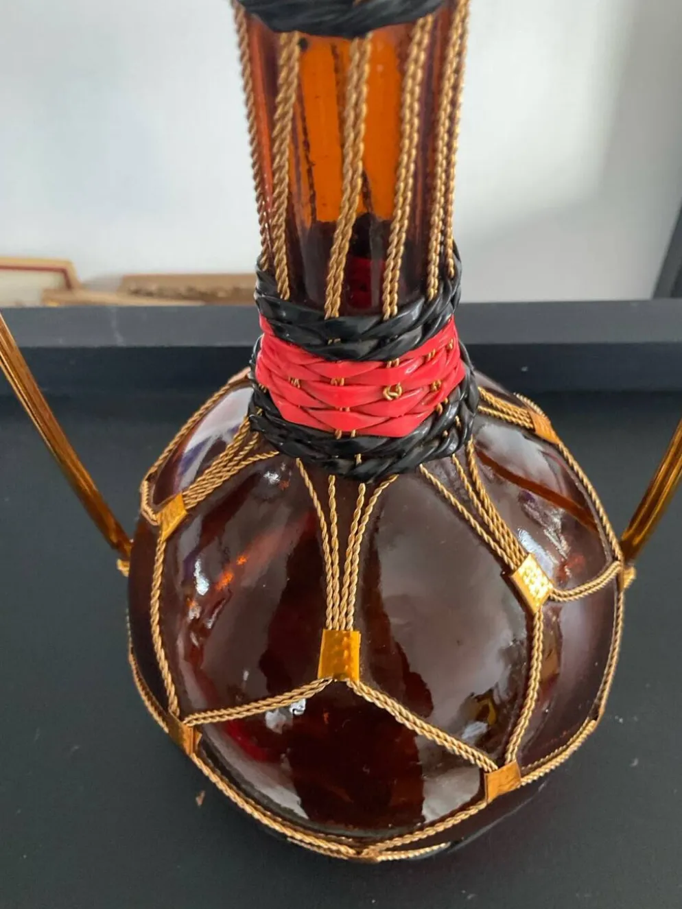 Carafe vintage en verre ambré,laiton et scoubidou