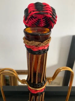 Carafe vintage en verre ambré,laiton et scoubidou