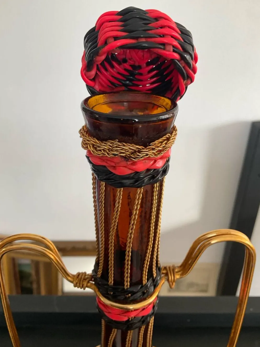 Carafe vintage en verre ambré,laiton et scoubidou
