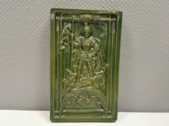 Carreau ancien en faïence verte, motif de Saint Georges et du dragon