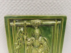 Carreau ancien en faïence verte, motif de Saint Georges et du dragon
