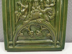 Carreau ancien en faïence verte, motif de Saint Georges et du dragon
