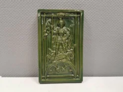 Carreau ancien en faïence verte, motif de Saint Georges et du dragon