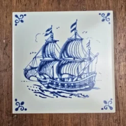 Carreau ancien Royal Mosa Holland – Voilier bleu Delft – Faïence vintage