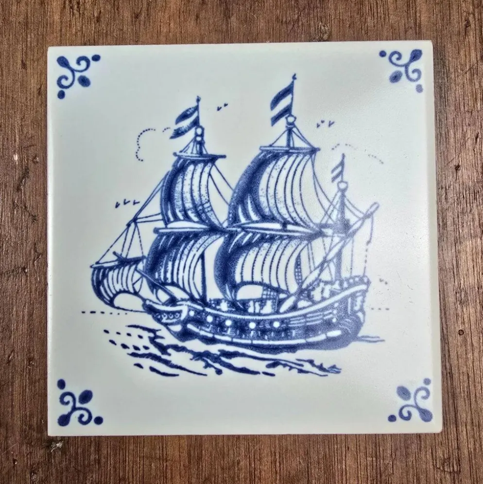 Carreau ancien Royal Mosa Holland – Voilier bleu Delft – Faïence vintage