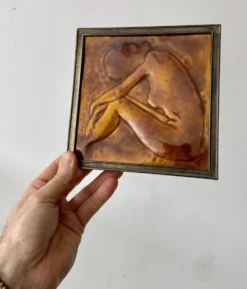 Carreau en céramique vintage en relief figurant une femme encadrée