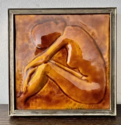 Carreau en céramique vintage en relief figurant une femme encadrée