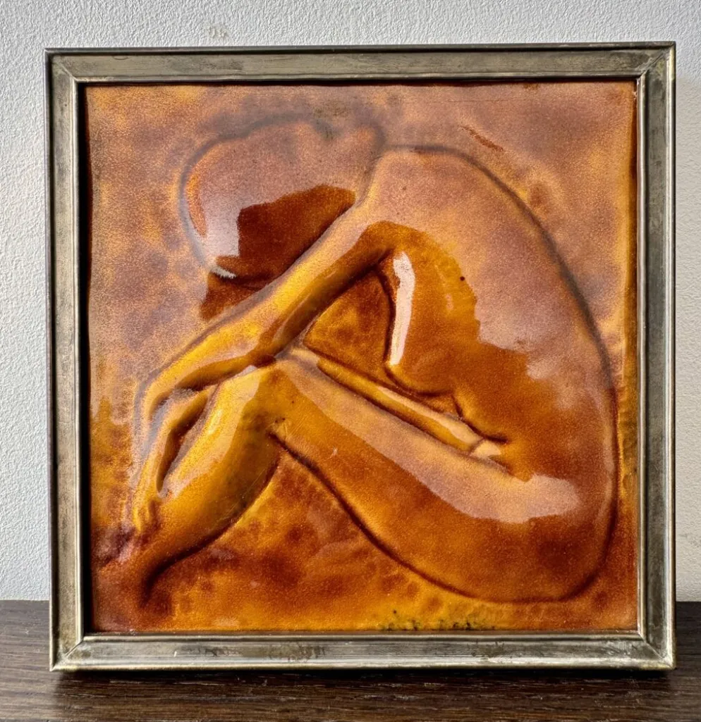 Carreau en céramique vintage en relief figurant une femme encadrée