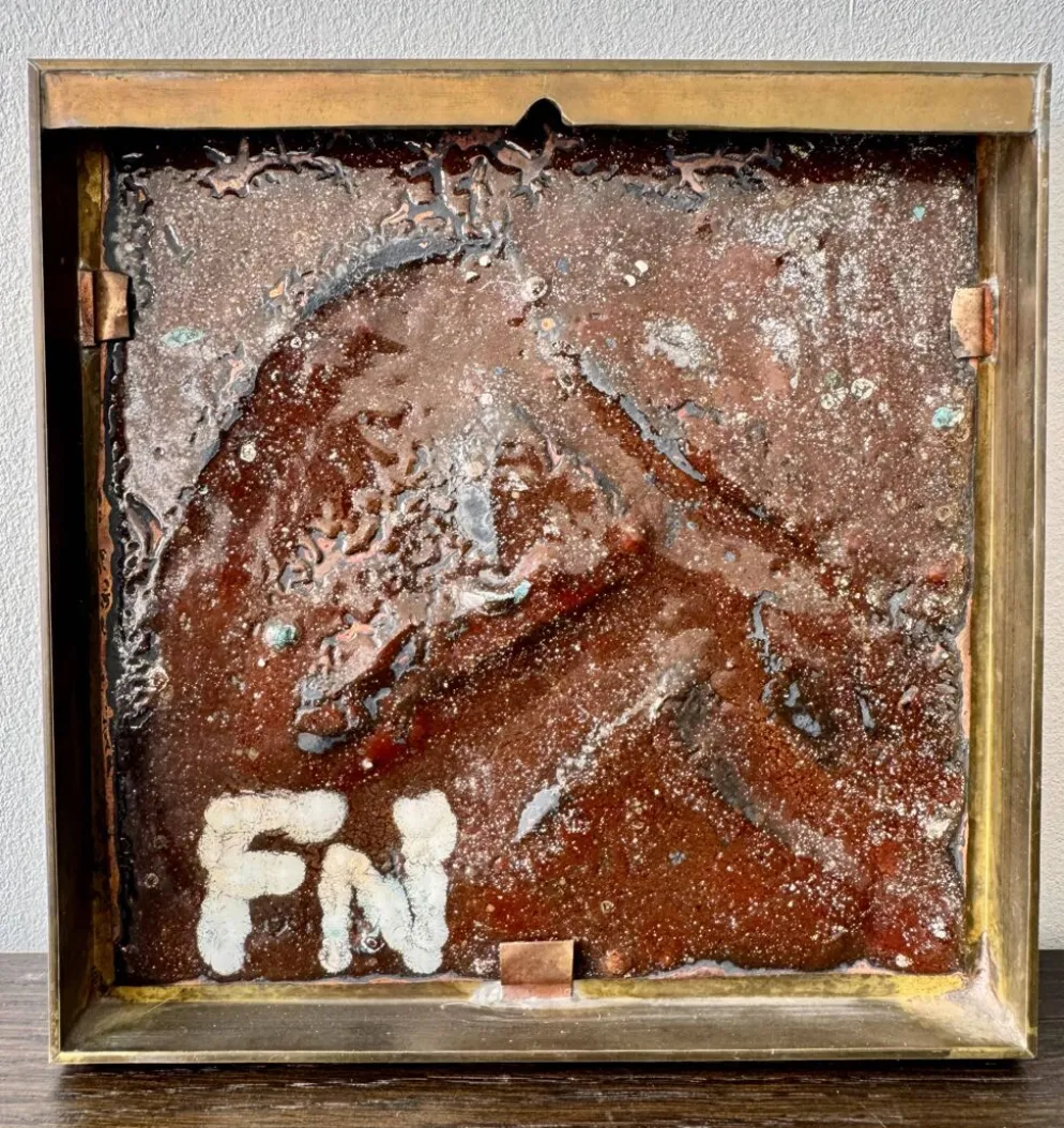 Carreau en céramique vintage en relief figurant une femme encadrée