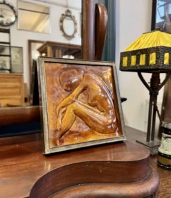 Carreau en céramique vintage en relief figurant une femme encadrée