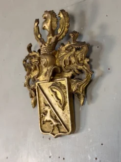 Cartouche héraldique en bois sculpté et doré, Belgique, XIXe siècle