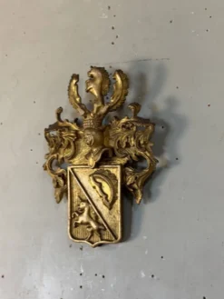 Cartouche héraldique en bois sculpté et doré, Belgique, XIXe siècle