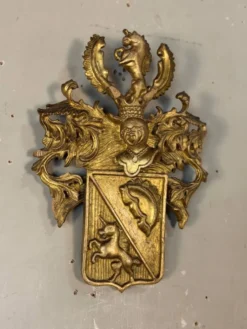 Cartouche héraldique en bois sculpté et doré, Belgique, XIXe siècle