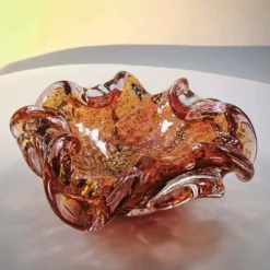 Cendrier des années 1950 en verre de Murano avec des finitions dorées.